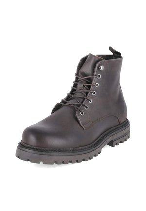 Donkerbruine leren veterlaars met robuuste zwarte rubberen zool en metalen veteroogjes op een witte achtergrond.