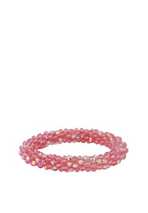 Geflochtener elastischer Armband aus mehreren Strängen kleiner facettierter durchsichtiger rosa Perlen mit irisierenden Reflexionen.