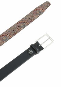 Schwarzer Ledergürtel mit einer silbernen rechteckigen Schnalle und eingeprägtem Logo. Daneben liegt ein gemusterter Stoffriemen in Rot, Blau und Gold.