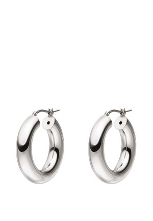 Paar polierte silberne Creolen mit dickem, gerundetem Design und Stecker-Verschlüssen, präsentiert vor weißem Hintergrund.