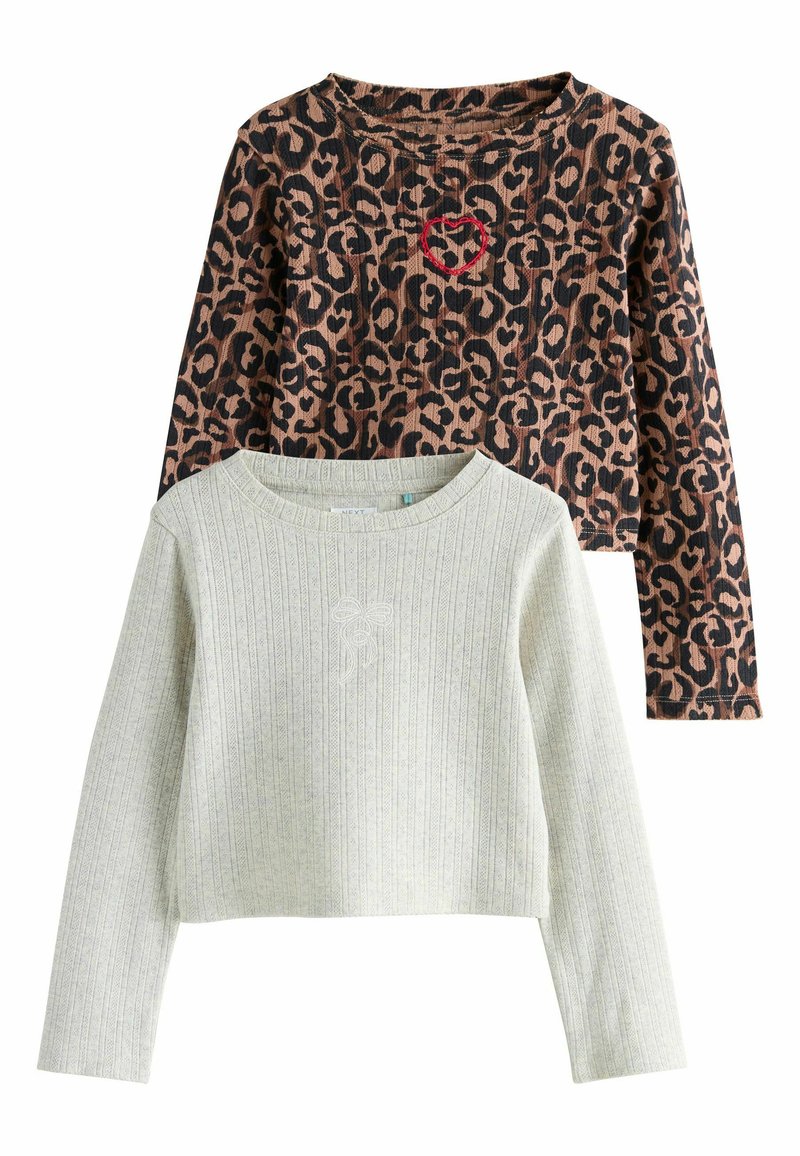 Kaks pikakäistelist ribivridest topi tüdrukutele, üks beež väikese tigukese tikandiga, teine leopardimustri ja punase tikandiga südametootega rinnal.