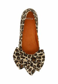 Leren ballerina met leopardprint, een zachte suède textuur, een ronde vorm en een grote strikaccent bij de teen op een beige binnenkant.