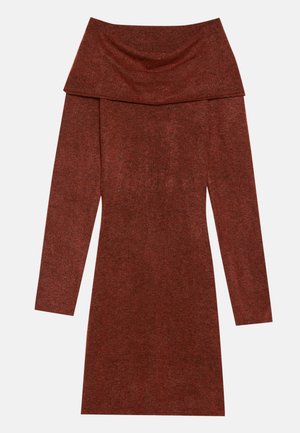 Off-shoulder langermet kjole i rustfarget stoff; har en drapert halslinje med en myk, strukturert finish.