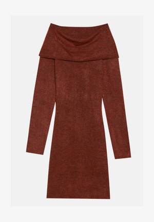 Vestido de manga larga y sin hombros en tela color óxido; presenta un escote drapeado con un acabado suave y texturizado.