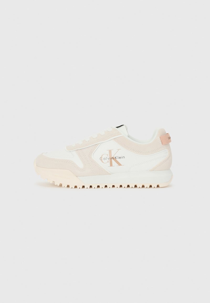 Calvin Klein sneakers med en blanding av hvite og myke rosa materialer, med en teksturert overdel, logo-detalj på siden og en strukturert såle.