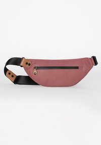 Roze nylon heuptas met zwarte band, heeft een voorvak met rits en tan leren accenten, gebogen vorm en een gladde textuur.