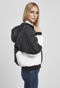 Urban Classics FRAUEN LADIES PADDED 2-TONE BATWING JACKET - Bomber stiliaus striukė - black/white