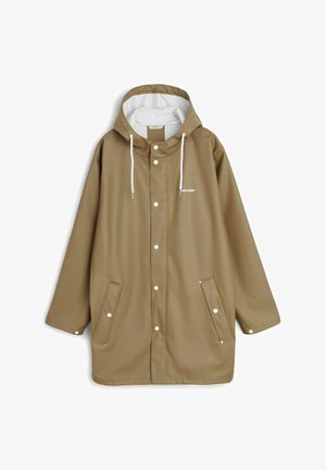 Ruskea vesitiivis sadetakki, jossa on valkoinen sisävuori, säädettävä huppu, etupuolella napit, ja kaksi sivutaskua. Yksinkertainen muotoilu logoelementillä.