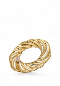 Spilla in metallo color oro con design ondulato, caratterizzata da motivi intagliati e un accento di perla su un lato, che mette in risalto una texture liscia e brillante.