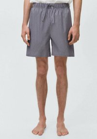 Grå stribede svømmede shorts med elastisk talje og justerbar snor, der har en klassisk skæring og letvægtsstof.