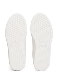 Vita sneakersula med en strukturerad diamantmönster, platt form och präglad logotypdetalj. Slät yta utan synliga dekorationer.