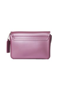 Borsa sintetica viola con forma piatta, caratterizzata da un pattina ripiegata e una cerniera decorata con catena. Texture liscia e design minimalista.