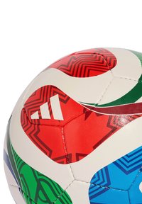 Adidas voetbal met een glanzende afwerking, voorzien van rode, groene en blauwe geometrische patronen en witte hexagonale panelen.