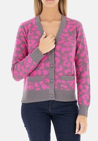 Cardigan leopard-print rosa e grigio con scollo a V, chiusura a pulsante e tasche frontali; realizzato in morbido tessuto a maglia con polsini a coste.