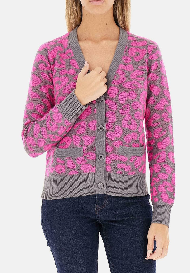 Cardigan leopard-print rosa e grigio con scollo a V, chiusura a pulsante e tasche frontali; realizzato in morbido tessuto a maglia con polsini a coste.