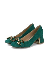 Talons en velours teal avec un bout carré et un détail de boucle chunky accentué en or. Caractéristiques d'un talon bloc avec une finition métallique pour plus de stabilité.