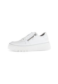 Witte leren sneaker met vetersluiting, zijrits, textuur op de zool en een gevlochten accent langs de middensole. Vlakke, ronde teenvorm.