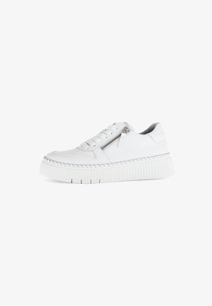 Witte leren sneaker met vetersluiting, zijrits, textuur op de zool en een gevlochten accent langs de middensole. Vlakke, ronde teenvorm.