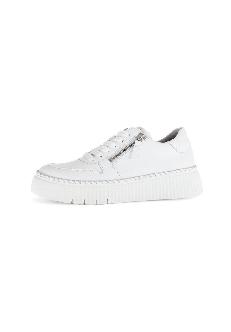 Witte leren sneaker met vetersluiting, zijrits, textuur op de zool en een gevlochten accent langs de middensole. Vlakke, ronde teenvorm.