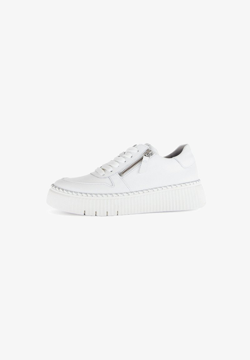 Witte leren sneaker met vetersluiting, zijrits, textuur op de zool en een gevlochten accent langs de middensole. Vlakke, ronde teenvorm.