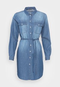 Jeansskjol klänning, ljus till mörkblå gradient, knäppning framtill, två bröstfickor, midja med bälte, lång ärm med knäppning vid handleden.