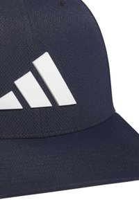 Marineblå baseballkasket med struktureret stof, der har tre hvide diagonale striber på frontpanelet og et buet skygge.