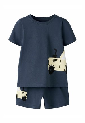 Tmavomodrý krátkym rukávom tričko a šortky pre batoľa, s béžovou grafikou traktora na hornej aj spodnej časti.