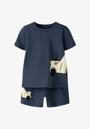 Marineblauw peuter setje met T-shirt met korte mouwen en short, met een beige tractorafbeelding op zowel boven- als onderstuk.