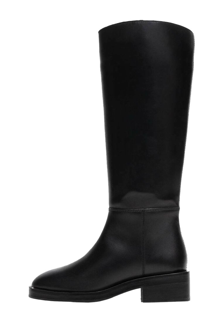 Botte noire en cuir montante jusqu'au genou, avec un bout arrondi et un talon empilé. Texture lisse, détails minimalistes, et silhouette élégante.