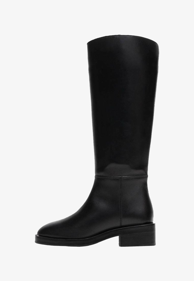 Botte noire en cuir montante jusqu'au genou, avec un bout arrondi et un talon empilé. Texture lisse, détails minimalistes, et silhouette élégante.