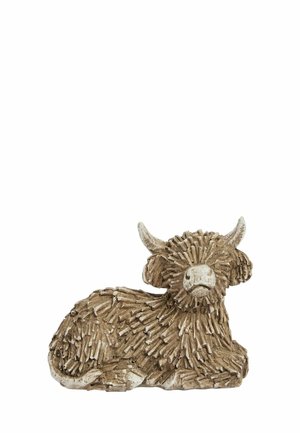 Piccola scultura di una mucca Highland distesa fatta di ramoscelli texturizzati e dipinta in toni naturali di legno e bianco.