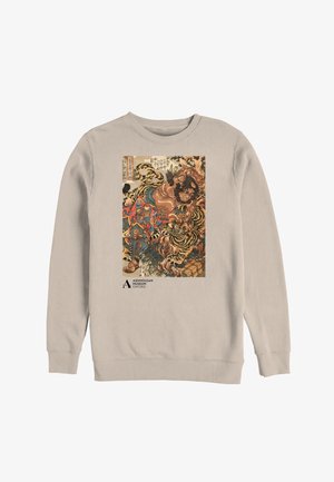 Béžová mikina s barevnou ilustrací ve stylu japonského válečníka bojujícího s tygrem a logem Muzea Ashmolean v Oxfordu.