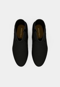 Mustad mustsid musta, sileda mattpinnaga. Ümar varvas, elastsed külgaktsentid ja bränding sisetaldal. Minimalistlik disain.