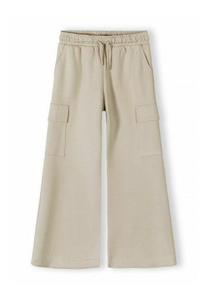 Pantalon cargo beige à jambes larges avec taille élastique, cordon de serrage, poches latérales et détails de poches à rabat sur les deux jambes.