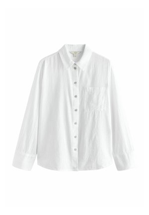 Biała koszula na długi rękaw z guzikami, kołnierzykiem i kieszenią na piersi, wykonana z teksturowanego materiału, przedstawiona z przodu na białym tle.