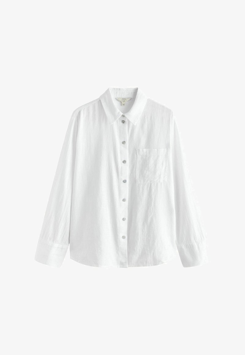 Chemise blanche à manches longues avec col et poche poitrine, en tissu texturé, présentée de face sur fond blanc.