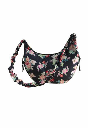 Borsa a tracolla nera a forma di mezzaluna con stampa floreale colorata in rosa, rosso e bianco e tracolla in tessuto arricciato.