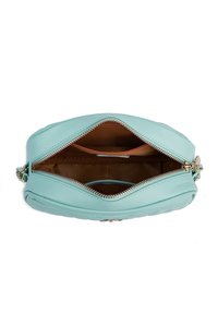 Borsa a tracolla con zip di colore azzurro chiaro, con un esterno in pelle liscia, dotata di una tasca interna e di una fodera in contrasto di color beige.