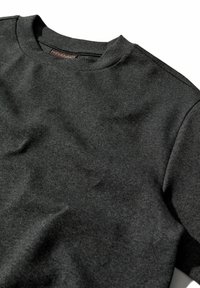 Dunkelgrauer Baumwollpullover mit Rundhalsausschnitt, der eine glatte Textur und minimale Nähdetails aufweist. Einfaches und klassisches Design.