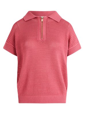 Roze gebreide polo met een ritssluiting aan de halslijn, korte mouwen en ribbelaccenten. Beschikt over een open mesh ontwerp voor ademend vermogen.