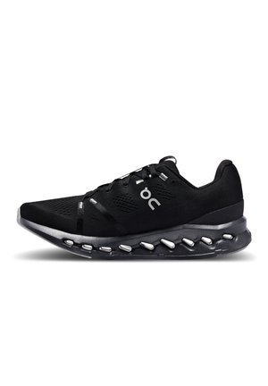 Schwarzer Laufschuh mit einem Obermaterial aus Mesh, Schnürverschluss und einer gepolsterten Sohle mit einem charakteristischen rillenförmigen Design und reflektierenden Akzenten.