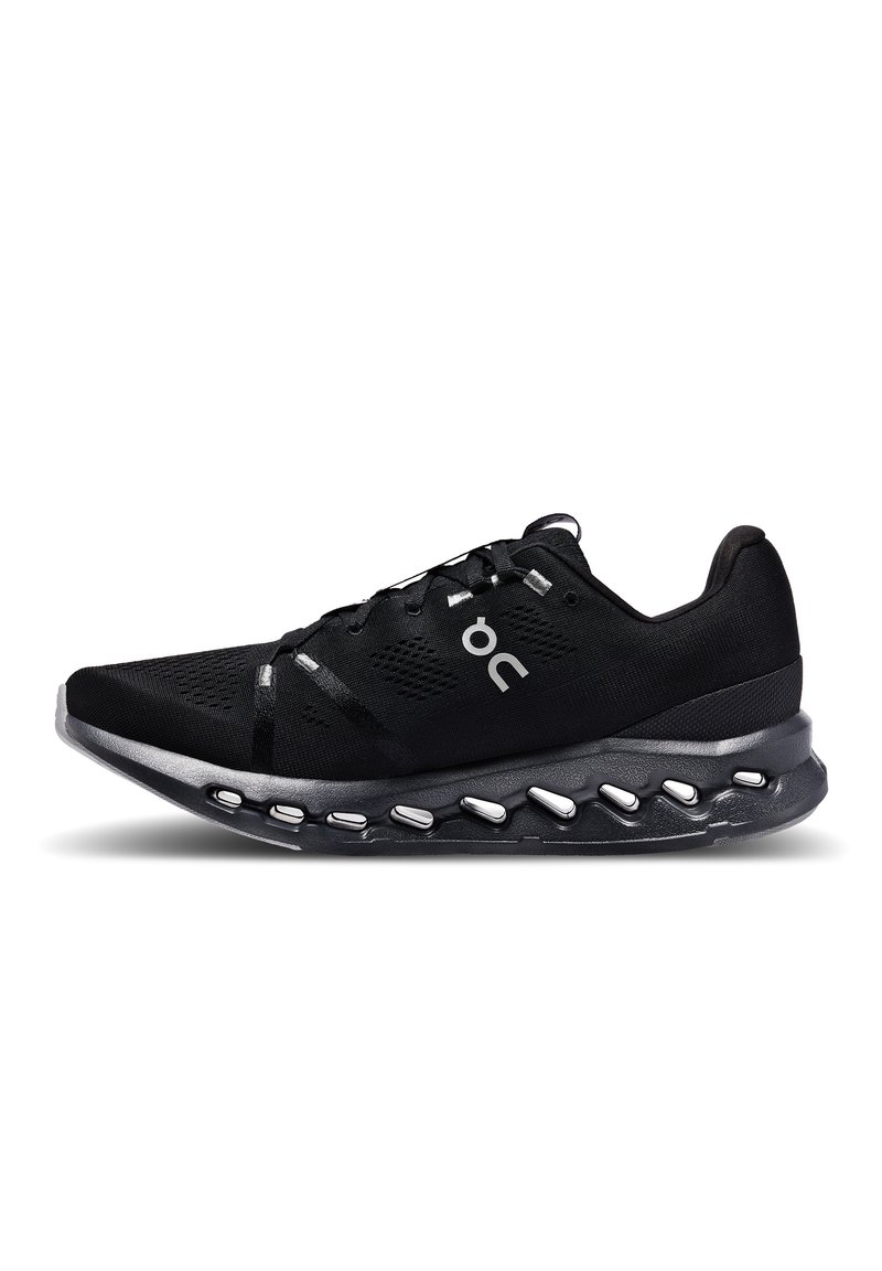 Schwarzer Laufschuh mit einem Obermaterial aus Mesh, Schnürverschluss und einer gepolsterten Sohle mit einem charakteristischen rillenförmigen Design und reflektierenden Akzenten.