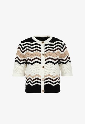 Strickcardigan mit Chevron-Muster in Creme, Braun und Schwarz. Kurze Ärmel, runder Ausschnitt und große goldfarbene Knöpfe.