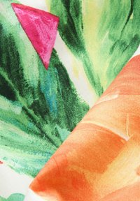 Textil cu frunză verde vibrantă, triunghi roz și secțiuni portocalii cu modele acquarelă și textură netedă, stratificat într-un unghi.
