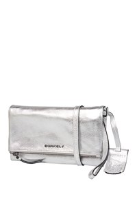 Srebrna skórzana kopertówka o fakturowanym wykończeniu, z kieszenią na zamek błyskawiczny i odpinanym paskiem na nadgarstek. Z ozdobą w postaci tłoczonej nazwy marki Burkely.