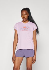 Hellpurpurfarbenes Kurzarm-T-Shirt mit einem Berggrafik und dem Text "ASICS FUJITRAIL", kombiniert mit dunkelpurpurfarbenen Shorts. Glattes Material.