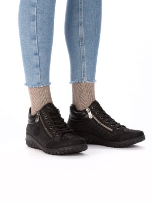 Zwarte sneakers van geperforeerd leer met een patroon overlay, voorzien van een zijrits, ronde veters en een robuuste rubberen zool.