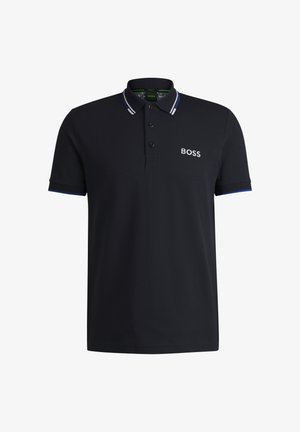 Juodas polo marškinėliai su trimis mygtukais, kontrastingo tono apykakle ir spalvotomis mėlynomis akcentais rankogaliuose. Ant jo išsiuvinėtas 'BOSS' prekės ženklas balta spalva.
