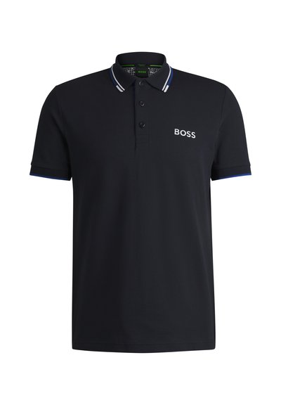 Polo noir avec un placket à trois boutons, col contrasté et poignets avec des accents bleus. Arbore le logo 'BOSS' en blanc.