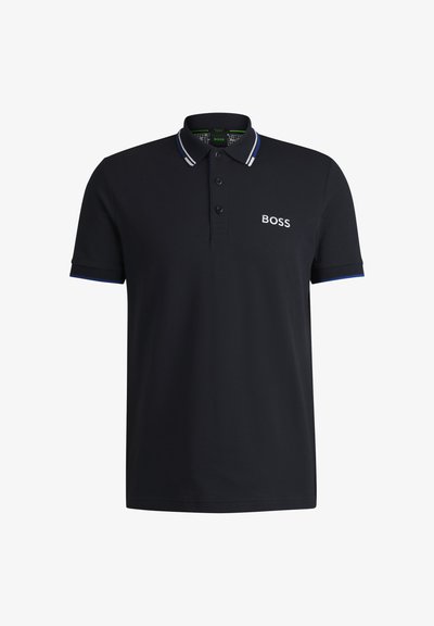 Polo noir avec un placket à trois boutons, col contrasté et poignets avec des accents bleus. Arbore le logo 'BOSS' en blanc.